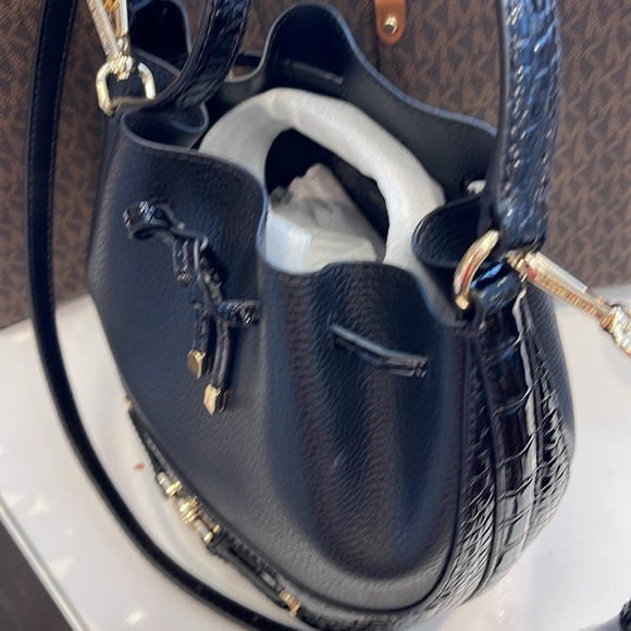 MICHAEL KORS
Reed Medium Pebbled Leather Belted Bucket Messenger Satchel Crossb - Picture 14 of 16